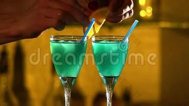 <strong>酒吧</strong>老板做蓝色鸡尾酒饮料和装饰